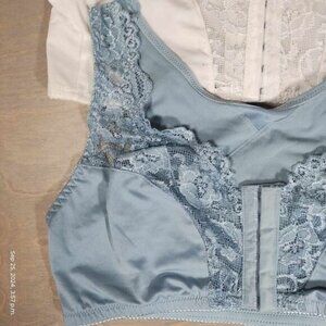Dainty frontclasp stretchy lace bras NWOT fits 2xl comfortably.